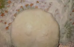 Залепливаем края на серединке, таким образом, чтобы пирожок получился круглым, прихлопываем его ладонью.