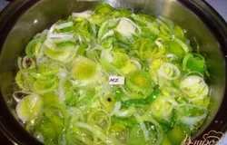 Обжариваем лук на сковороде с толстым дном пару минут. Солим и сахарим.
