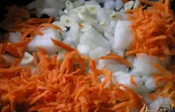 Лук, чеснок и морковь обжарить на растительном масле,