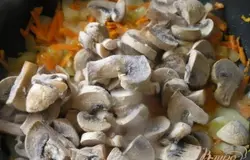 добавить грибы (у меня замороженные), готовить минут 10, помешивая.