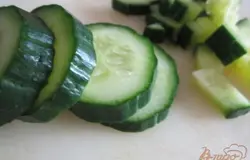 Огурец нарезать на кубики.