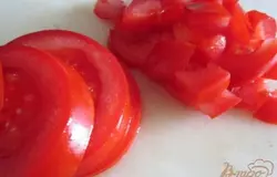 Помидор так же кубиками.