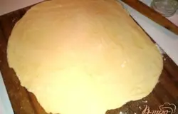 Раскатываем тесто.