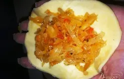 Вырезаем кружочки и в каждый кладем  капусту.