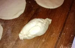 Сворачиваем в пирожок.