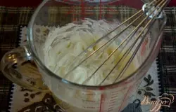 Форму желательно прямоугольную для хлебной выпечки, смазать маслом и посыпать мукой. Разогрейте духовку до 160 гр. Слив.масло, пакетик ванильного сахара и 120 г сахара взбить до пышности .