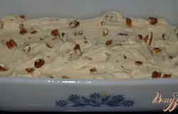 Распределить тесто лопаточкой, посыпать оставшимися орехами и печь при 160 гр. 1,5 часа. Готовность проверить зубочисткой по центру.