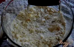 Смешать сухие ингредиенты. Добавить кусочки холодного масла и порубить в крошку.