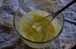 Отдельно смешать слив. сыр с сахаром, желтком и миндальным /ванильным/ экстрактом.