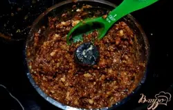 Для начинки: Спюрировать все ингредиенты для начинки (кроме орехов), в процессоре до консистенции густого джема. Добавить орехи. Начинку охладить.