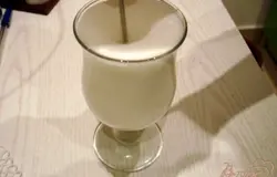 Взбиваем до тех пор, пока стакан не наполнится пеной.