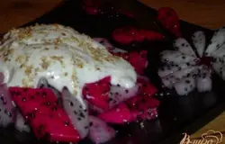 Готово! Поливаем соусом фрукты и сверху посыпаем молотыми орехами.