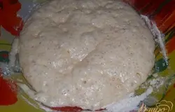 Сделать опару: дрожжи перемешать с 3 ст.л. муки и 2 ст.л. воды, дать подойти