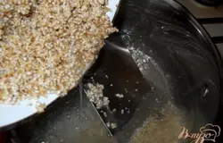Готово! Воду наливаем в кастрюлю с толстым дном, доводим до кипения. Крупу хорошо промываем, отправляем в кипящую воду. Солим по вкусу. Разогреваем духовку до 200-220 град.