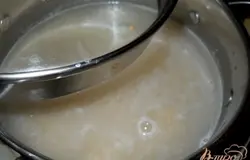 Готово! На сильном огне доводим кашу до кипения, снижаем огонь до минимума и варим под крышкой 15 мин.
