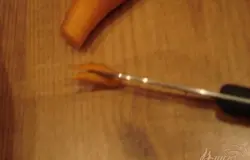 Кусочку моркови с одной стороны придаем коническую форму и делаем продольный надрез, таким образом мы получаем клюв.