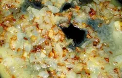 Порежем и пожарим лук на сливочном масле.