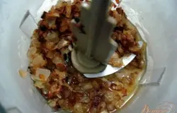 Измельчим в блендере лук, грибы, желтки и майонез.