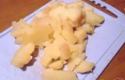 Отварной, охлаждённый картофель нарезать кубиками