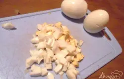 Яйца отварить вкрутую. Охладить. Очистить и нарезать кубиками.