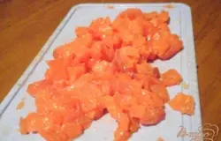 Филе сёмги нарезать кубиками.