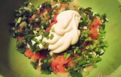Смешать картофель, яйца, сёмгу и зелёный лук (зелёного лука немного можно оставить для украшения). Добавить майонез. Перемешать.