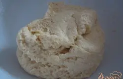 Замесить тесто. Для рабочего стола можно взять немного муки.