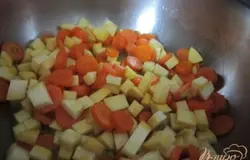 В большой кастрюле на оливковом масле и под закрытой крышкой немного потушить сначала морковь и репу.