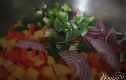 Затем добавить репчатый лук и сладкий перец. Накрыть крышкой и дать потушиться еще минут 5.