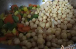 Выложить горох нут . Готовый или заранее запаренный дело вкуса каждой хозяйки.
