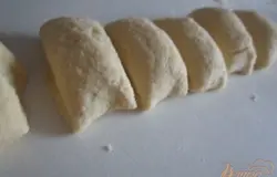 Тесто разделать на равные части, раскатать в лепешку.