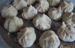 Они должны получится не большими. Сложить на поверхность с мукой.