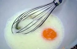 Из молока, минеральной воды, сахара, соли, растительного масла и яиц сделать блинное тесто.