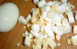 Отвариваем рис и яйца. Яйца очищаем и нарезаем кубиками,