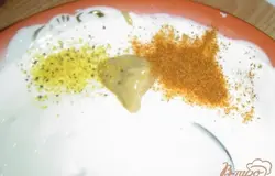 А теперь приготовим заправочку очень вкусную. Соединяем сметану,майонез,горчицу, все хорошенько перемешиваем.Для большего смака добавляем красный молотый перец,черный перец,лимонный перец,измельченный укроп и подсаливаем по своему вкусу.