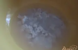 Дрожжи развести в трех столовых ложках теплой воды.