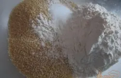 Крупу (сухую), муку, крахмал, соль смешать вместе.