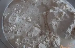 Добавить 500 мл. теплой воды и разведенные дрожжи. Размешать.