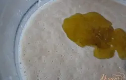 Добавить оливковое масло и мед.