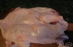 У курицы отрезать крылышки по второй фаланге. Затем аккуратно острым ножом отделить мясо от костей, стараясь не порезать кожу. Отделить часть филе с грудки с внутренней стороны, что бы толщина оставшегося мяса была примерно одинаковой.