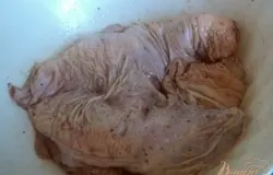 Посолить, поперчить и посыпать кориандром курицу снаружи и изнутри, смазать немного растительным маслом. Накрыть пищевой пленкой и оставить мариноваться на 1 час.