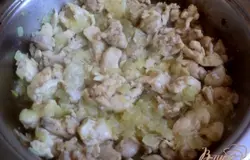Добавить порезанное небольшими кусочками куриное филе потушить 10мин, помешивая время от времени. Отварить рис до полуготовности.