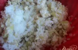 Смешать отваренный рис с луком и филе.