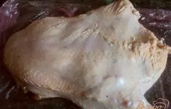 Начинить начинкой курицу и зашить швы кулинарной ниткой ( не забыть потом снять после готовности!). Смешать соевый соус, мед и остатки растительного масла и хорошо смазать этой смесью курицу.