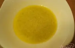 Для заправки соединить винный уксус, мед, соль, перец по вкусу, оливковое масло, перемешать. Добавить сливки, еще раз перемешать до однородной массы.