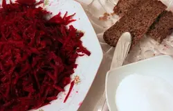 За несколько дней приготовить свекольный квас. Продукты для кваса: натёртая свекла, вода, изюм, сахар и кусочки бородиского/ржаного хлеба.