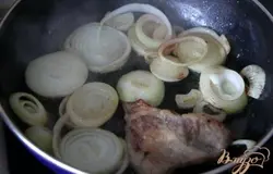 Лук нарезать кольцами и обжарить на жиру после мяса.