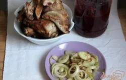 Вот продукты для закладки шпундры: свекольный квас, обжареные рёбрышки и лук. А также нужна ещё 1 свекла (для дна).