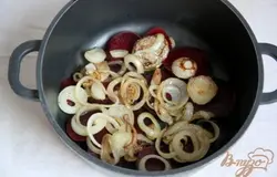 Потом - слой обжареного лука