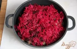 Залить мясо с овощами свекольным квасом (его количества хватит для того, чтобы полностью покрыть их), довести до кипения, посолить, поперчить по вкусу, добавить 1/4 ч. л. лимонной кислоты (это поможет сохранить цвет свеклы ярким и сбалансировать вкус блюда), накрыть крышкой и тушить на медленном огне 1,5 часа. Регулируйте соль и кислоту на свой вкус.